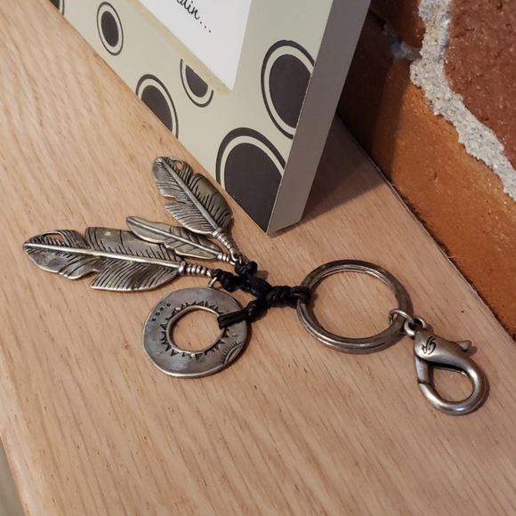 NWT Grace Adele feather bag clip/keychain - Picture 2 of 10